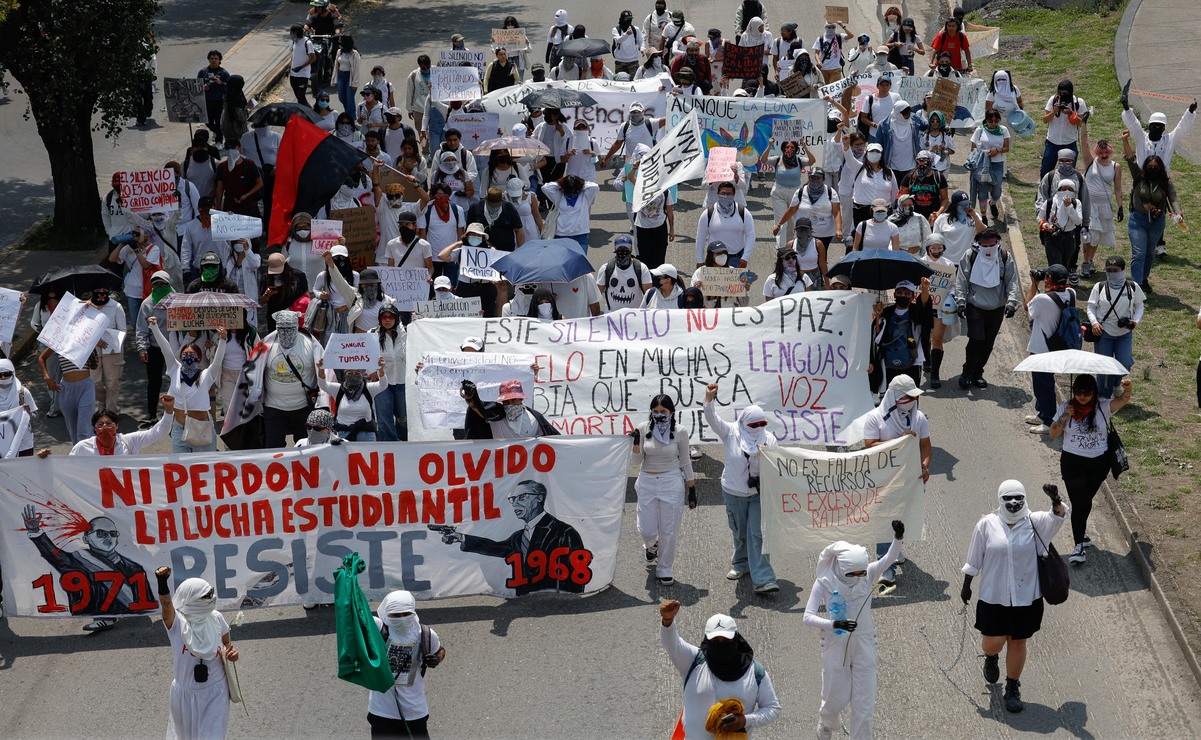 Estudiantes de la UAEMéx realizaron una "Marcha del Silencio" para conmemorar el marco del 54 aniversario de la matanza del Jueves de Corpus. Foto: Arturo Hernández / EL Universal Estado de México