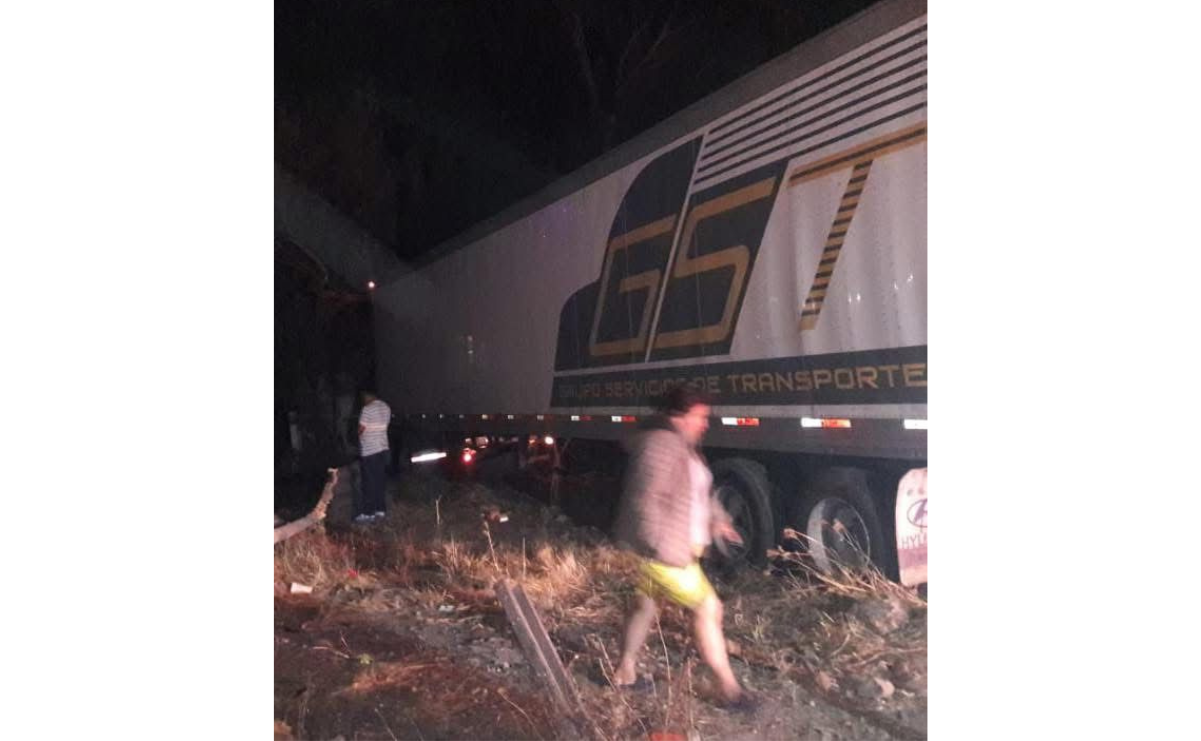 Daños materiales: la cabina del tráiler quedó destruida después del impacto contra la casa / Foto: Especial
