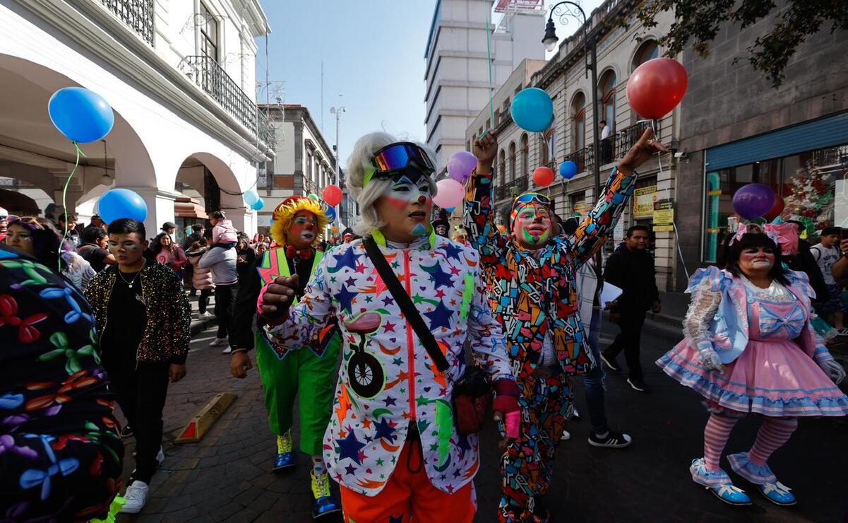 Caravana de payasos llena de alegría y diversión las calles de Toluca