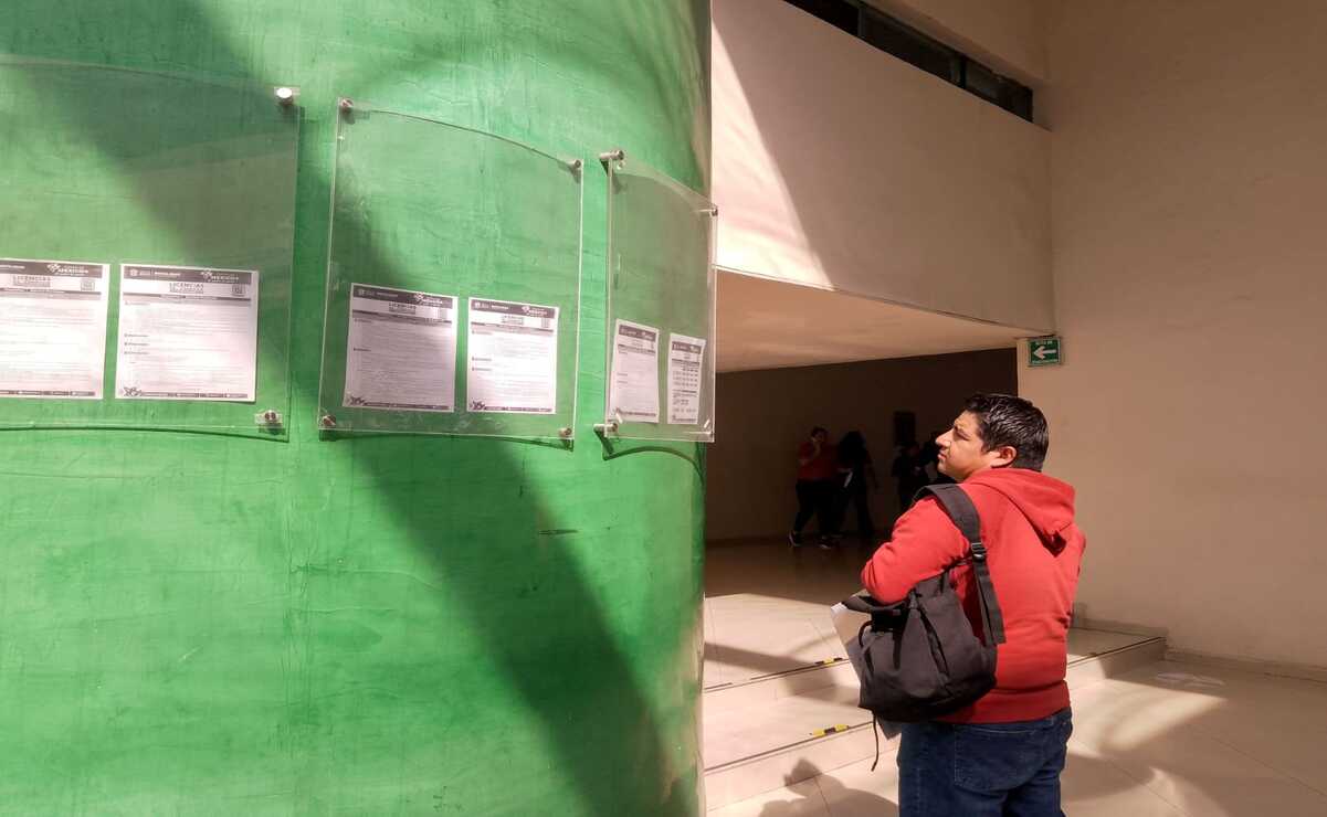 Héctor se llevo la sorpresa de que su cita estaba cancelada al acudir a las oficinas de la Secretaría de Movilidad en Tlalnepantla . Foto: Rebeca Jiménez
