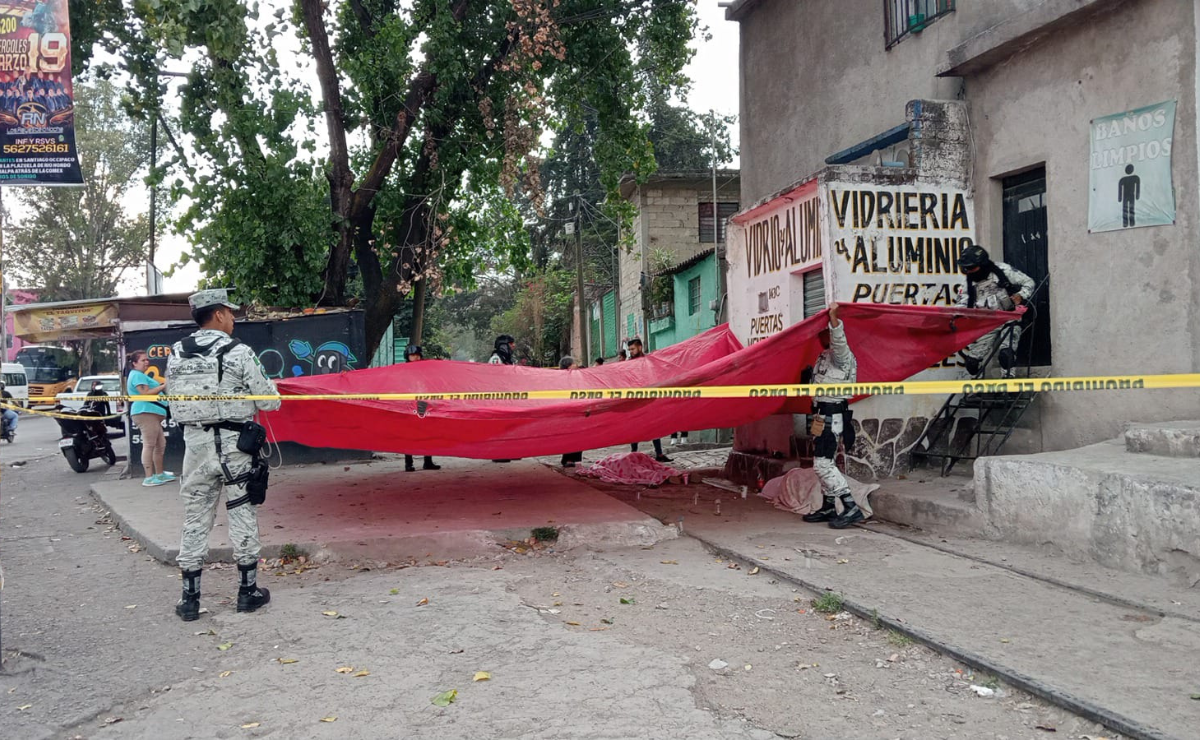 Escena del crimen en Naucalpan, donde dos jóvenes fueron asesinados a plena luz del día. Foto: Francisco Rodríguez