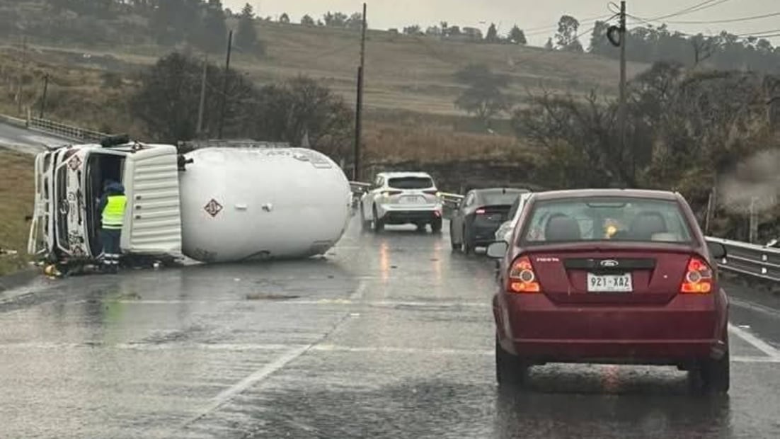 La carretera Toluca-Atlacomulco registra severas afectaciones viales; se recomienda extremar precauciones al circular por el kilómetro 17. Foto Especial