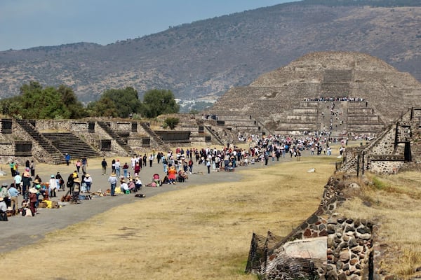 Exigen seguridad en Teotihuacán ante cobro de piso y recorridos falsos