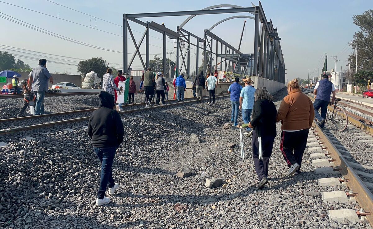 Los vecinos expresan su inconformidad respecto al colapso de las vías para la entrada y salida de automóviles / Foto Arturo Contreras