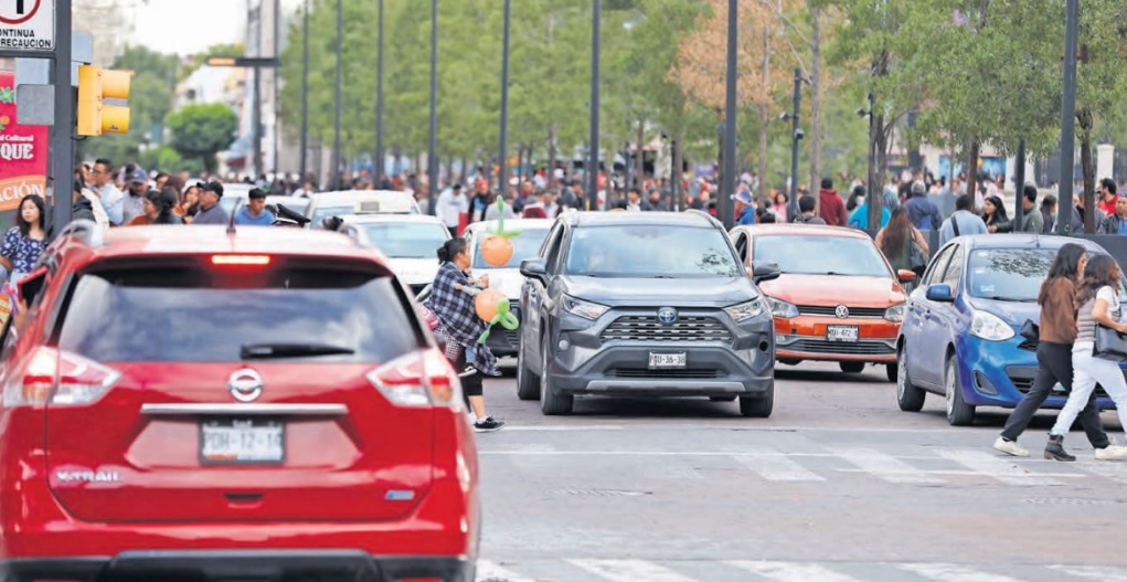 El costo del refrendo para autos es de 917 pesos para automóviles / Foto Especial