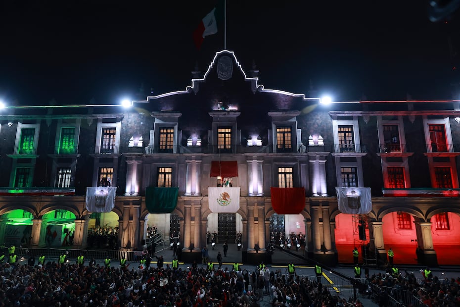 Un espectáculo de drones y fuegos artificiales enmarcaron el tradicional Grito de Independencia en la capital mexiquense. Foto: Alejandro Vargas/ El Universal