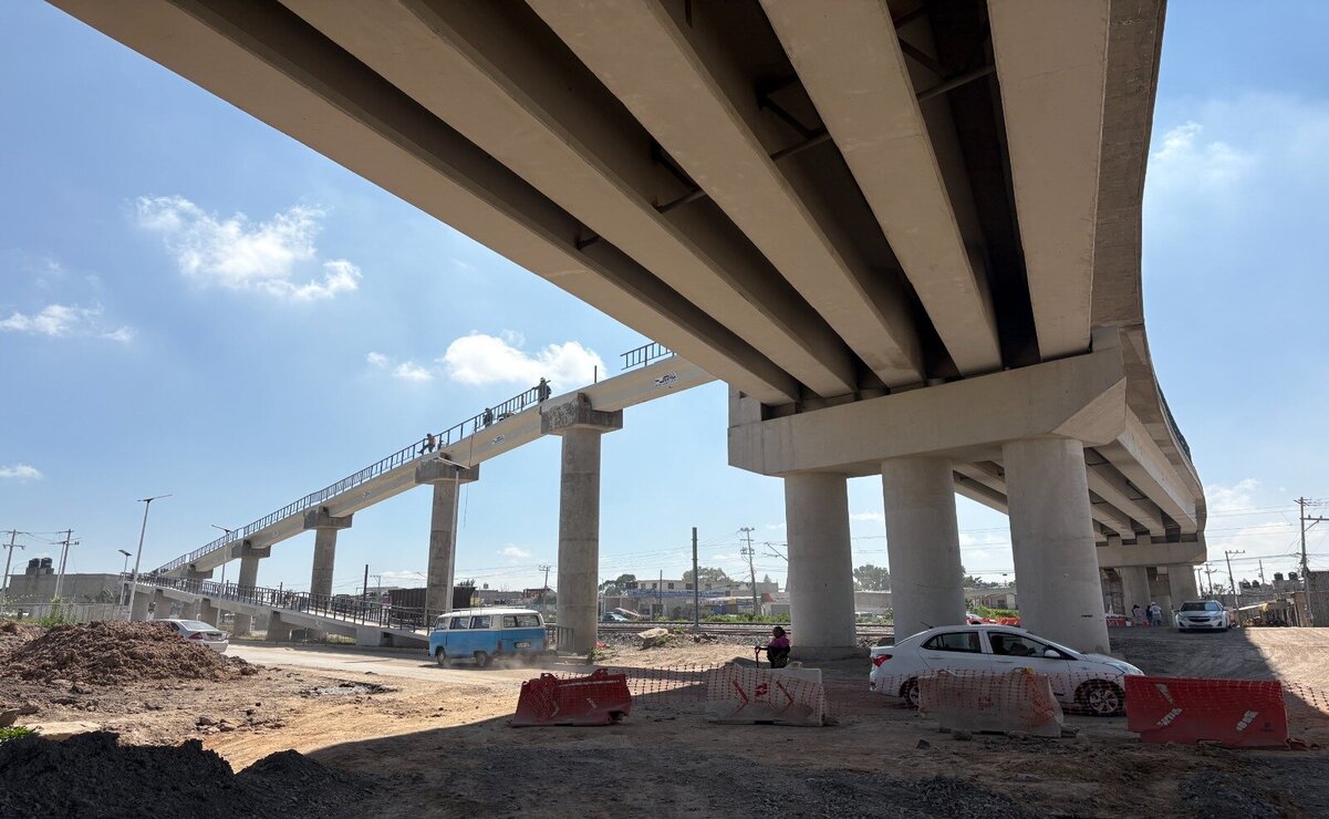 La construcción del puente vehicular de San Pablito, que forma parte de las obras complementarias del Tren México-AIFA / Foto Arturo Contreras