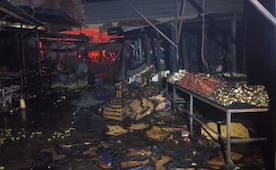 Incendio consume 123 locales de la Central de Abasto de Ixtapaluca