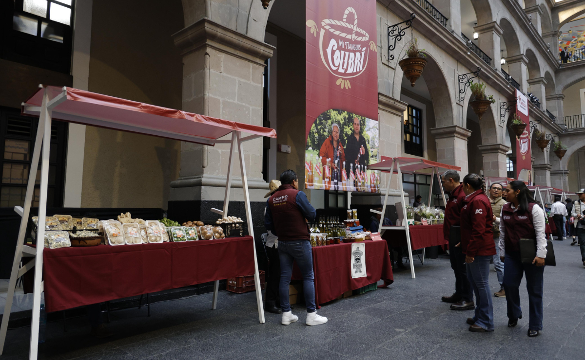 El programa "Mi Tianguis Colibrí" empodera a productores del Estado de México, quienes comercializan sus productos sin intermediarios, logrando un impacto económico significativo. Foto: Arturo Hernández