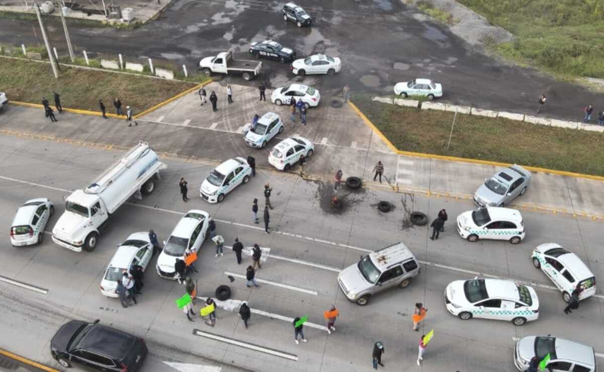 Bloqueo en la México-Querétaro se mantiene, exigen localización de taxistas desaparecidos