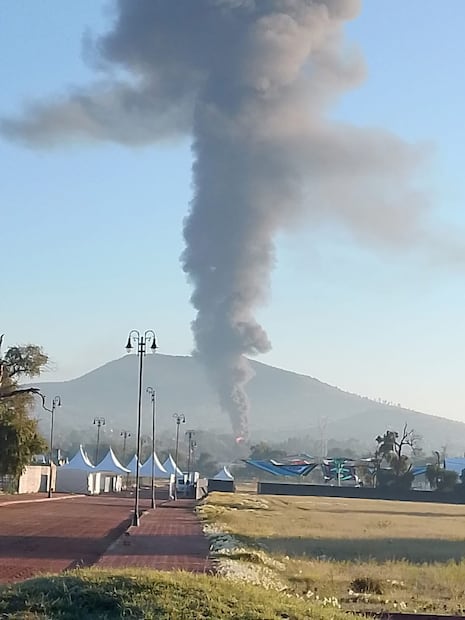 Elementos de emergencia de Teotihuacán y Acolman trabajaron de manera coordinada para controlar las llamas. Foto especial
