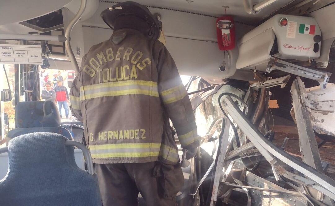 Tras el accidente en la Toluca-Atlacomulco, elementos de Protección Civil y Bomberos de Toluca acudieron al rescate de los heridos. Foto: Especial