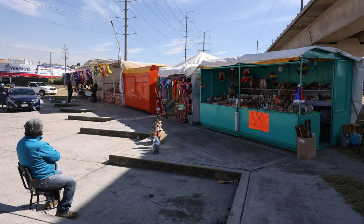 Artesanos toluqueños expresan su preocupación ante la drástica caída de sus ventas en el Tianguis Navideño Foto: Arturo Hernández