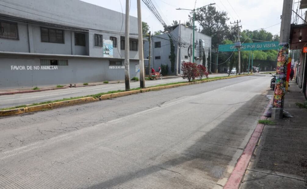 El hombre que viajaba como copiloto en una motocicleta cayó sobre el asfalto tras chocar contra una cuerda. Foto especial
