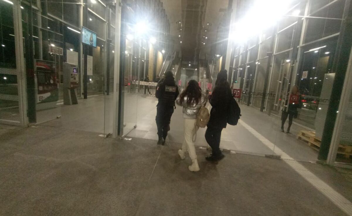 Luego de valorar su estado de salud, las mujeres fueron trasladadas por policías de la dependencia, hasta el Tren Interurbano México - Toluca. Foto: Especial