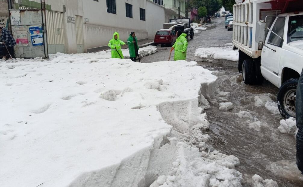 El granizo alcanzó una acumulación de 30 centímetros en calles de la colonia Lomas de San Carlos, dificultando el paso peatonal. Foto Especial