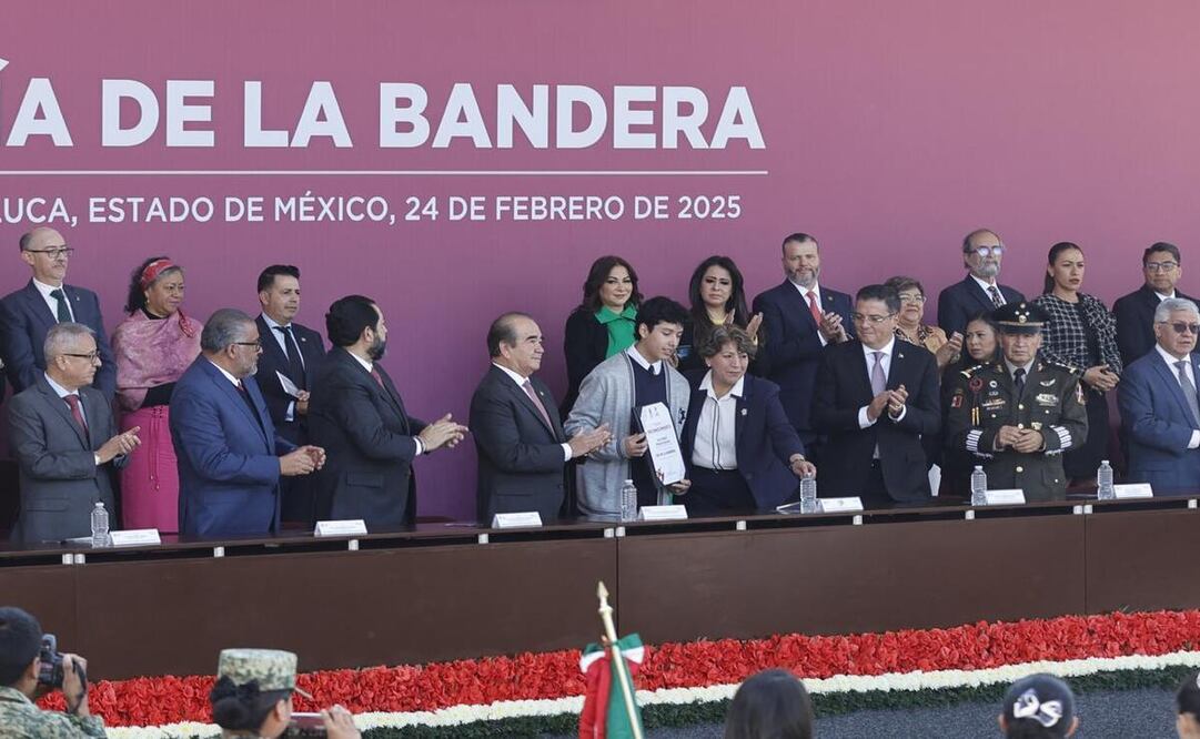 La conmemoración del Día de la Bandera estuvo encabezada por Delfina Gómez / Foto: Jorge Alvarado