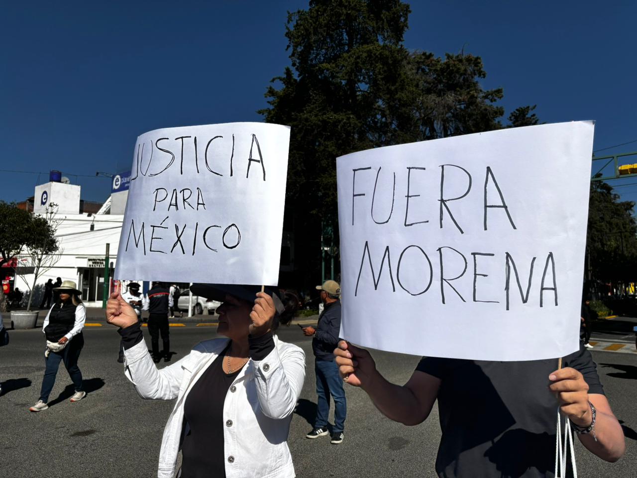 El movimiento que inició en el monumento al águila, se dirigió al primer cuadro del centro de Toluca. Foto: Claudia Rodríguez/ El Universal
