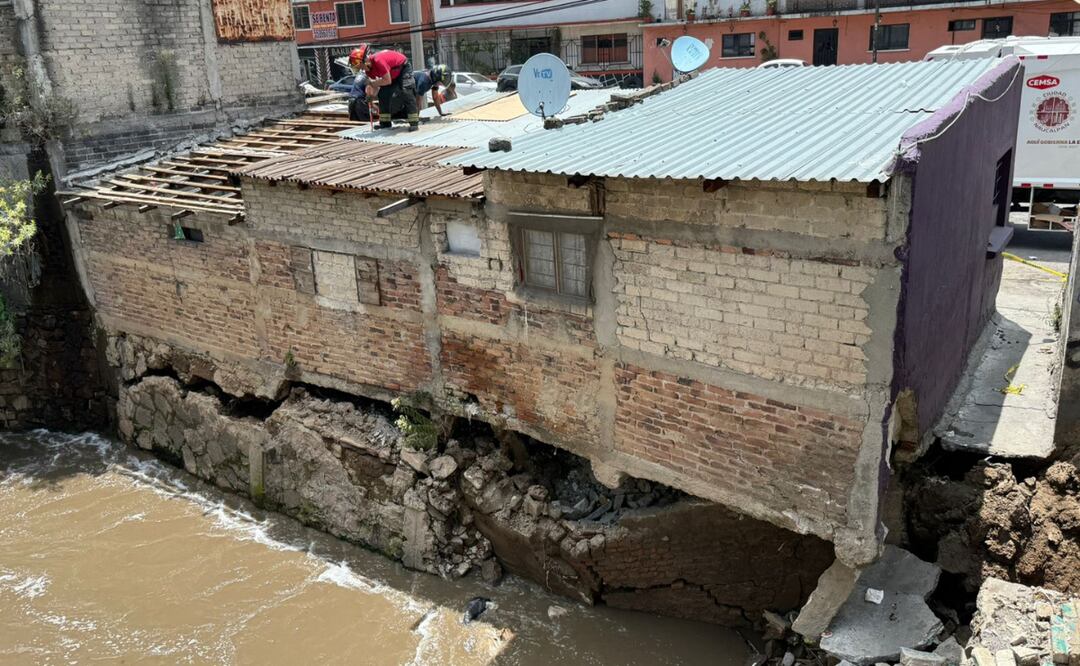 Las fuertes lluvias en Naucalpan causaron graves daños en viviendas junto al Río Hondo, obligando al desalojo de familias en El Molinito. Foto: Gisela González