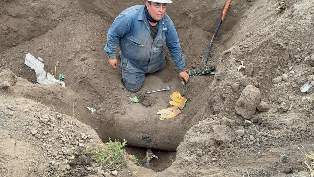 Personal de Petróleos Mexicanos utilizó maquinaria pesada para excavar y soldar el ducto dañado, garantizando el cierre total. Foto Especial