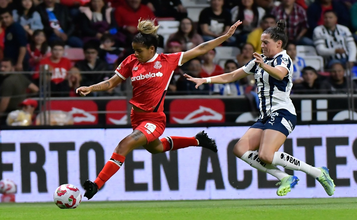 Las jugadoras de Toluca Femenil y Monterrey se enfrentan en un partido intenso en el estadio Nemesio Díez / Foto: Arturo Hernández