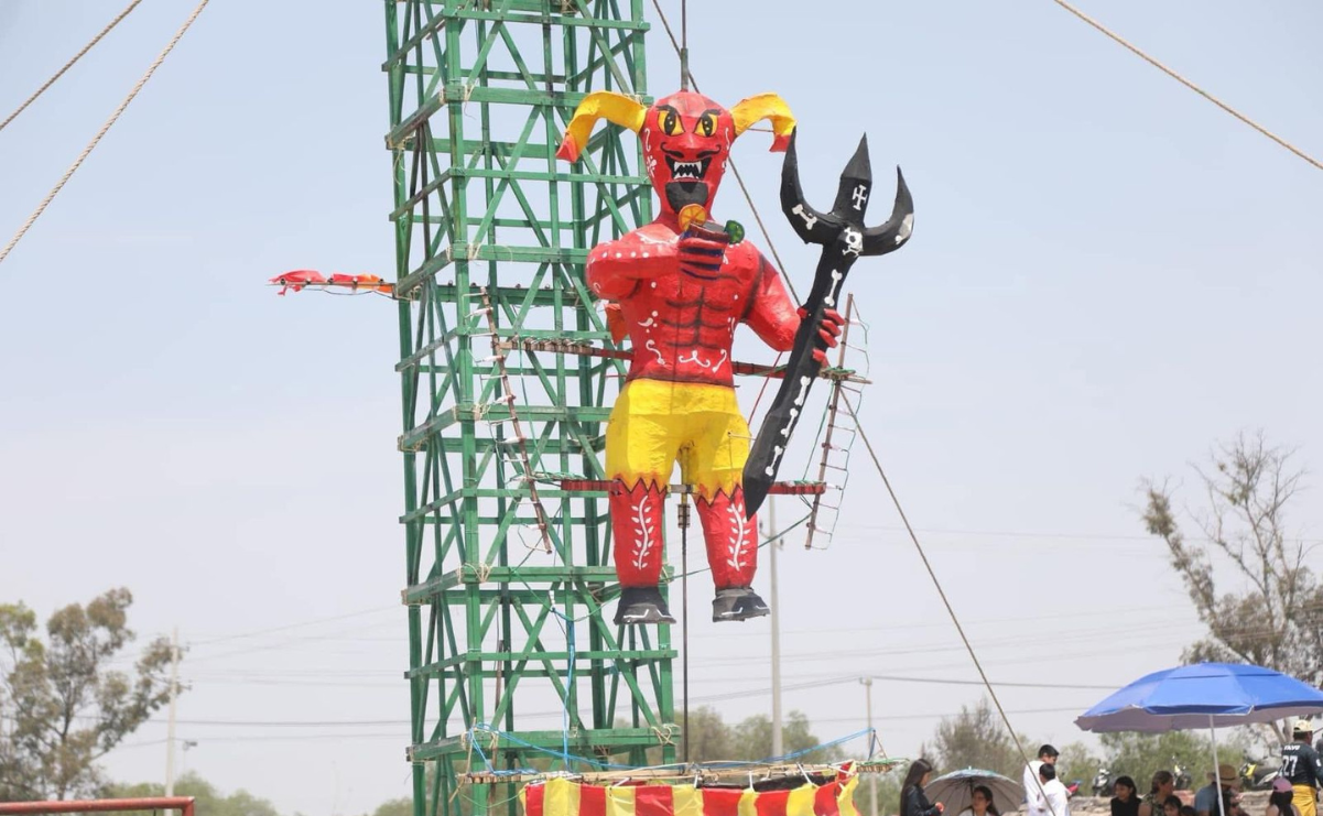 Una figura de Judas, elaborada con la técnica de cartonería, lista para ser quemada en Zumpango como parte de la tradición de Semana Santa. Foto: Especial
