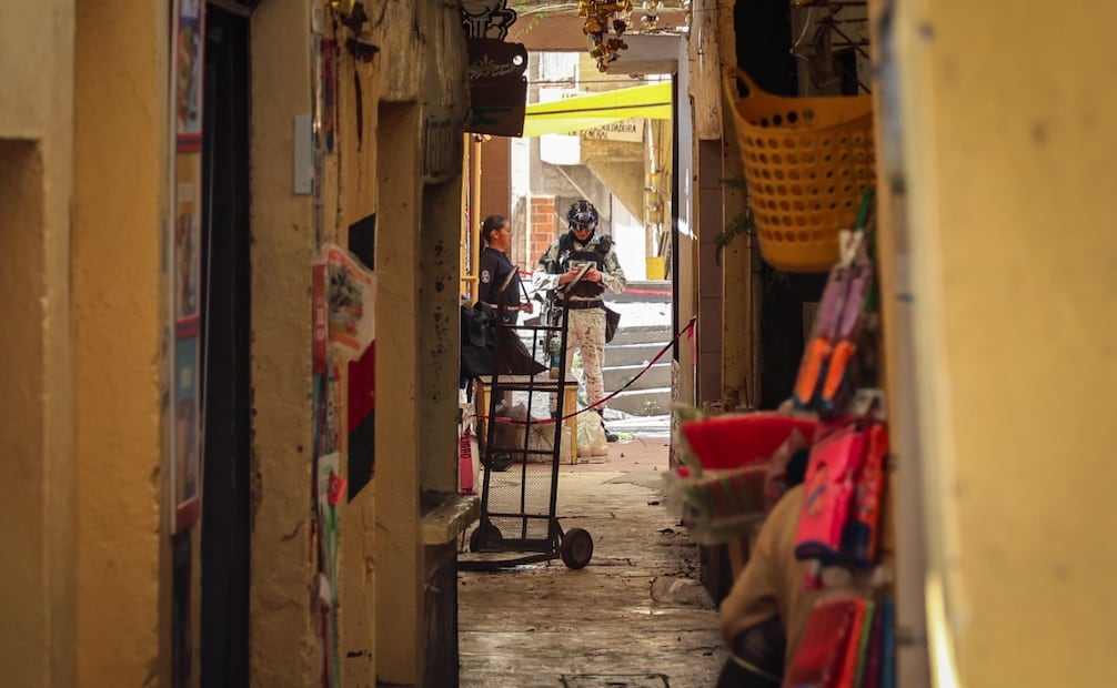 Elementos de la Guardia Municipal acordonaron el acceso a la tortillería tras las detonaciones de arma de fuego. Foto Especial