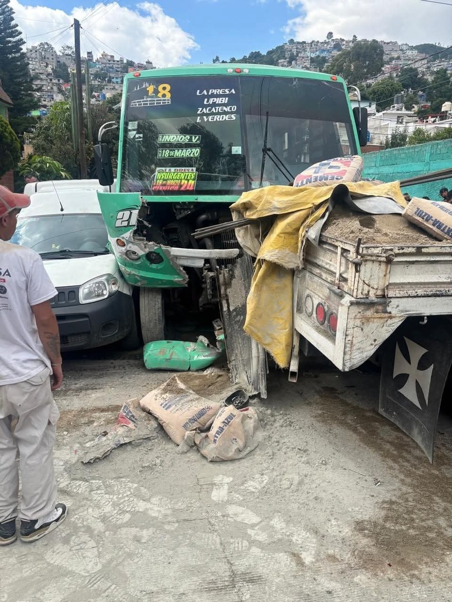 Choque de camión de transporte público deja diez heridos en Tlalnepantla