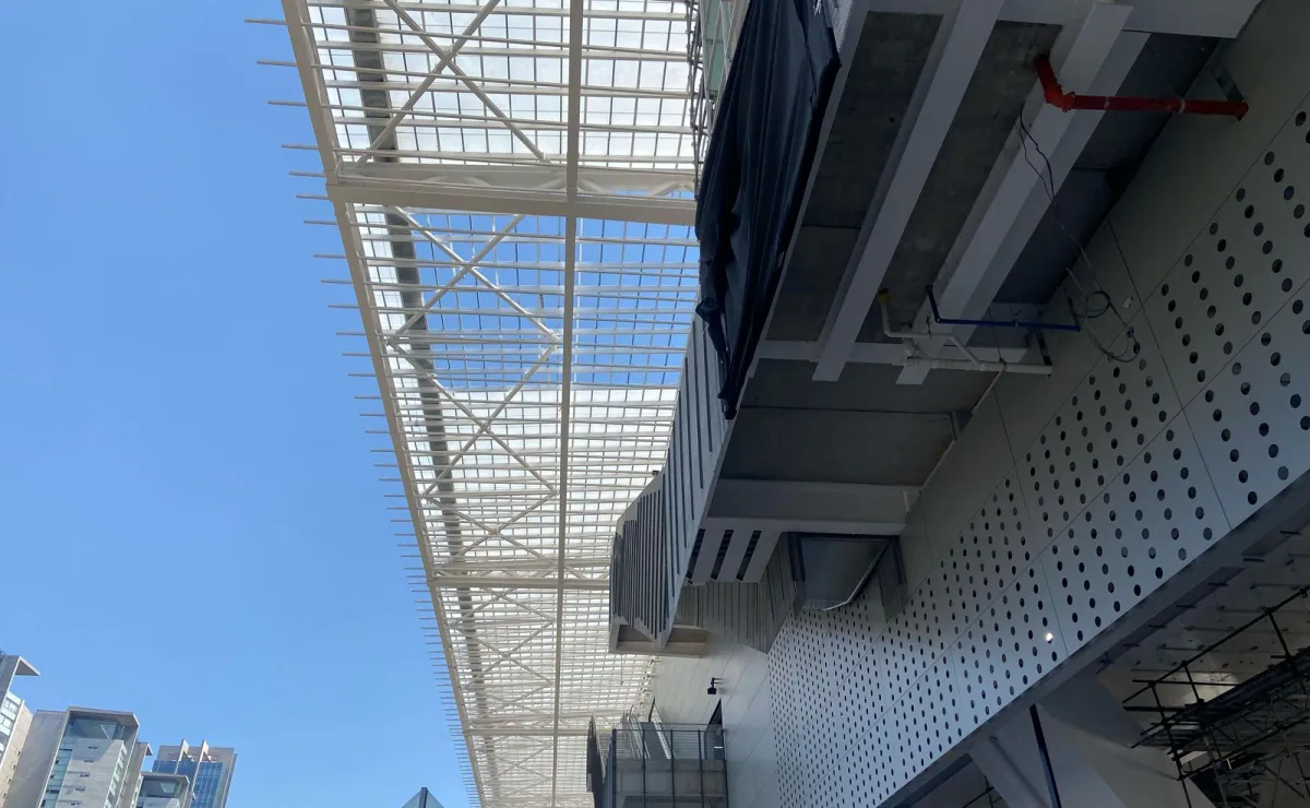 Techo de estación Santa Fe del tren “El Insurgente” se desprende; ráfagas de viento causan daños en la estructura. Foto: Juan Carlos Williams