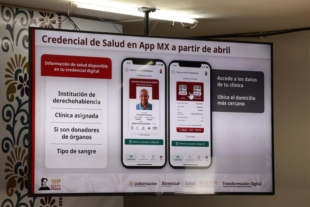 La nueva credencial incluirá códigos QR para acceso inmediato al historial clínico y ubicación de unidades médicas. Foto Alejandro Vargas / El Universal