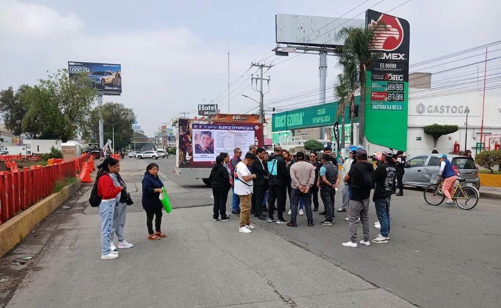 Manifestantes cerraron la carretera México-Puebla a la altura del Centro de Mando de la Policía Municipal de Ixtapaluca. Foto especial
