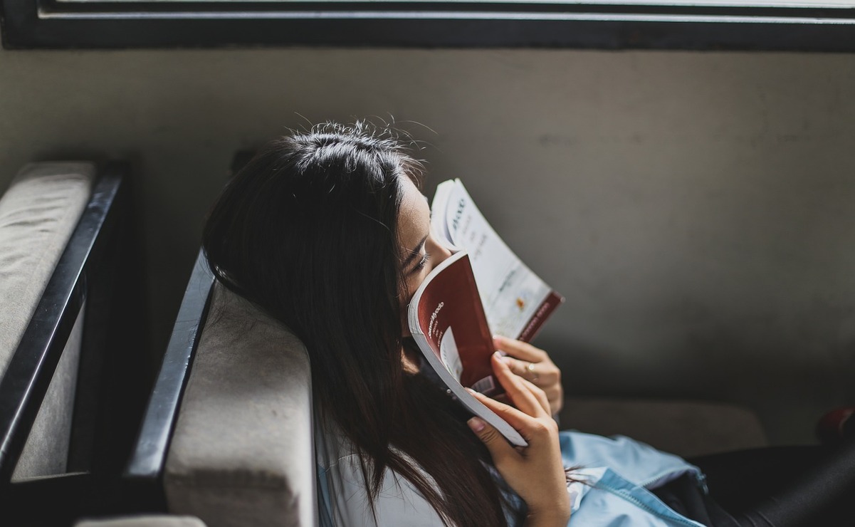 Recomendamos leer libros de no ficción para conocer ensayos, reflexiones y pensamientos. Foto: Especial