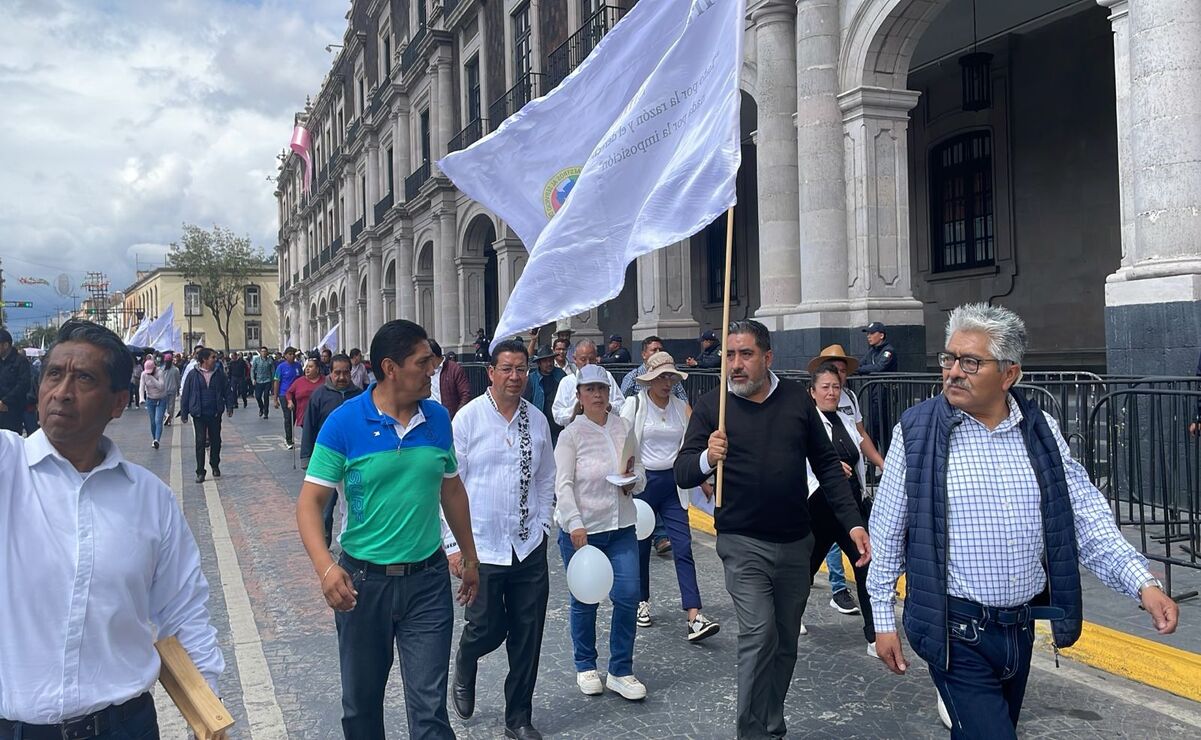 Se manifiestan maestros para exigir respeto a la democracia sindical Foto: Especial