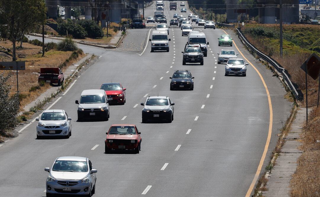 Este miércoles los vehículos con engomado rojo y terminación de placas 3 y 4, no podrán circular en el Valle de México.  Foto: Especial. Foto: Arturo Hernández.