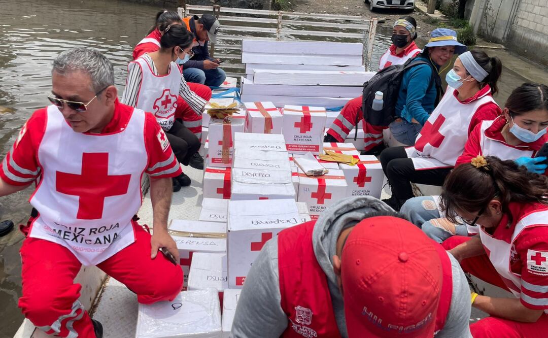 Voluntarios de Cruz Roja Mexicana en acción, brindando ayuda humanitaria a las cerca de 2,500 personas afectadas por las intensas lluvias en San Mateo Atenco. Foto: Especial