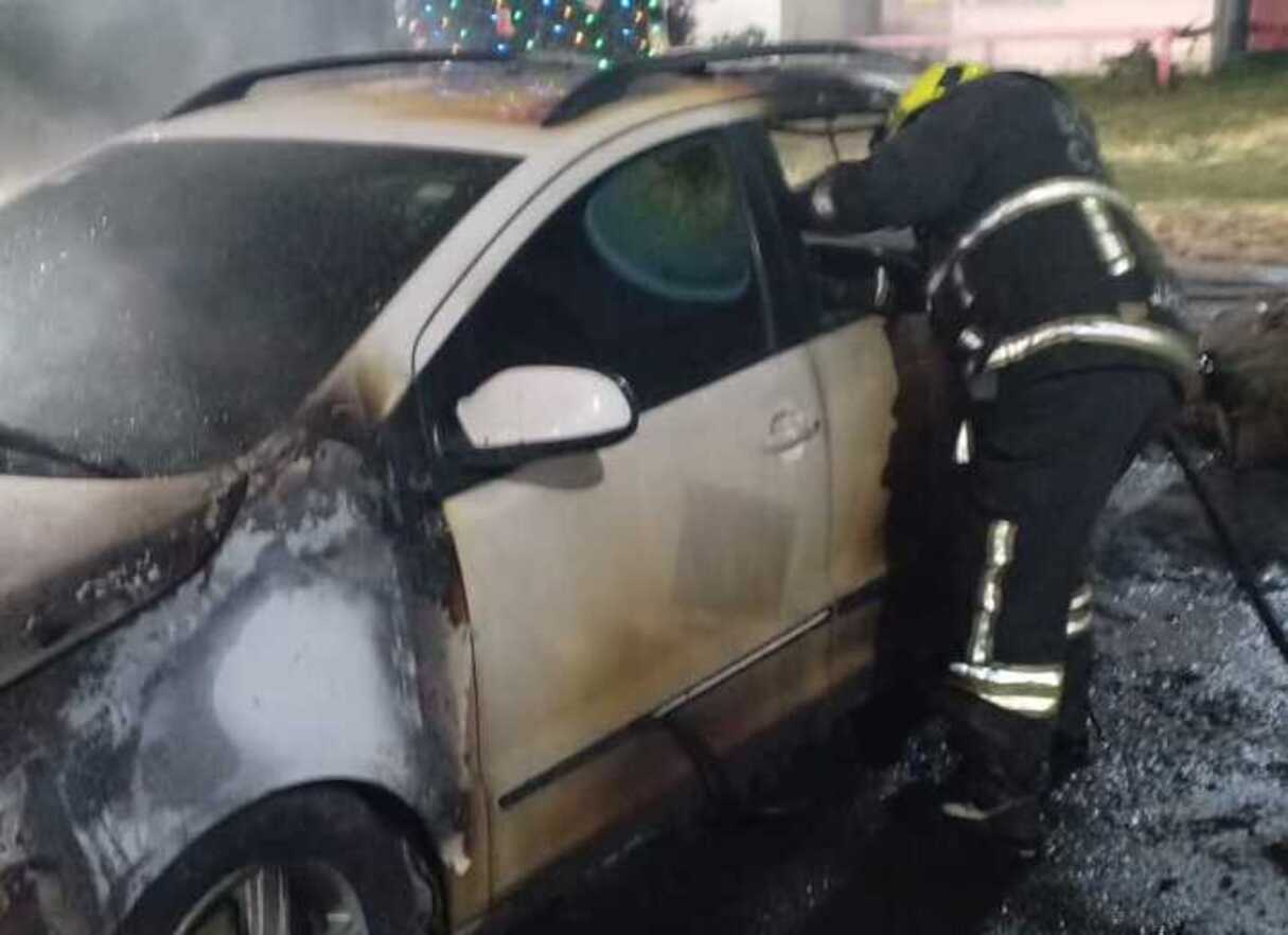 Un descuido con pirotecnia durante las celebraciones navideñas provocó un incendio en un vehículo estacionado en el Infonavit Norte. Foto Especial