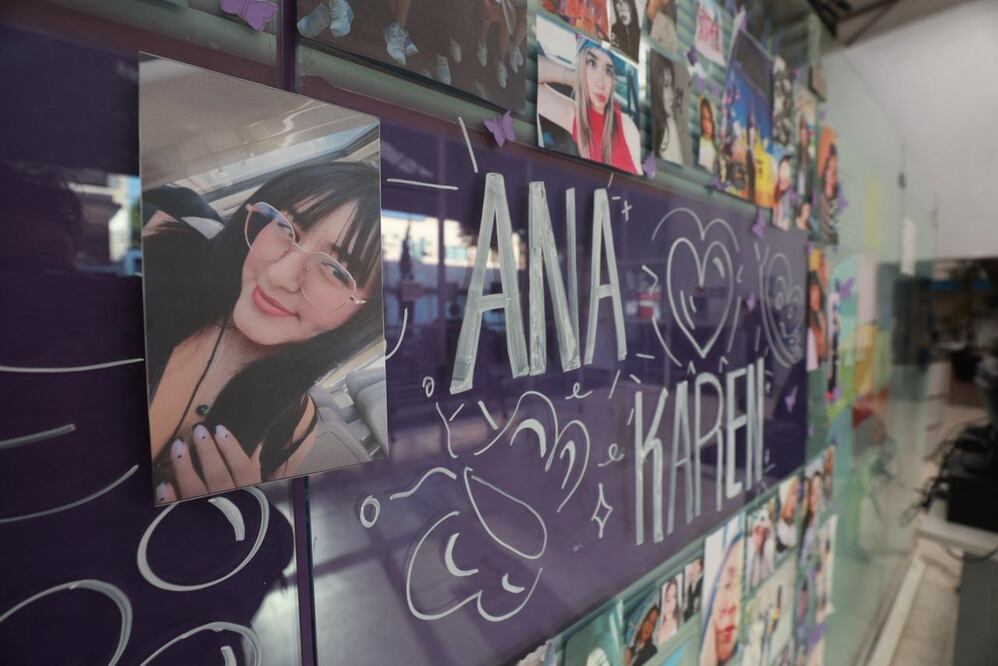 Alumnos y maestros aprovecharon un espacio para colocar más de 150 fotos y recordar los momentos de Ana Karen en su institución. Foto, Alejandro Vargas. El Universal