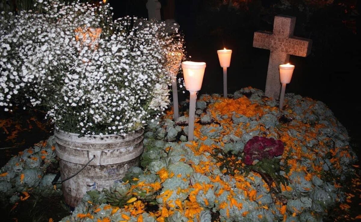 Durante la noche del 1 de noviembre, los panteones cobran vida, pues los familiares llevan luz, calidez y amor a sus fieles difuntos. Foto: Karen Aldama