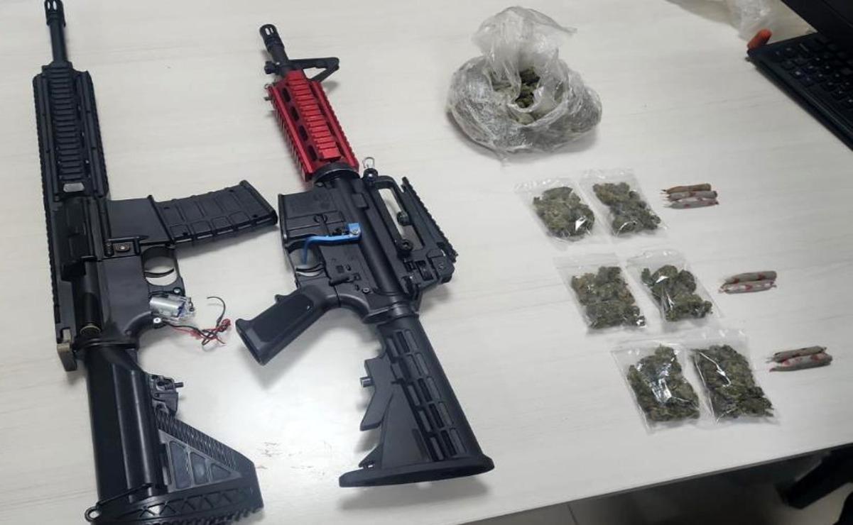A los detenidos se les aseguro dos armas largas, un vehículo KIA, una motocicleta y envoltorios con marihuana. Foto: Especial