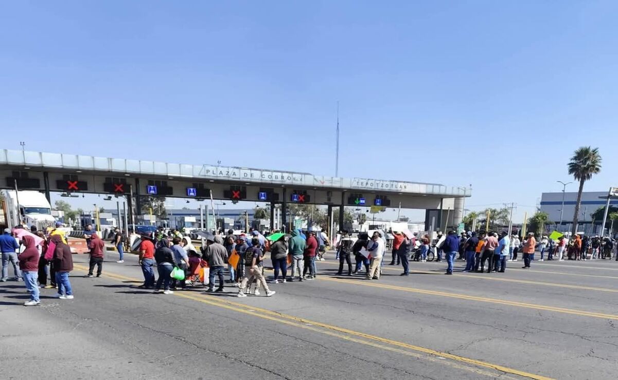 Los manifestantes bloquea el paso en ambos sentidos de la autopista México-Querétaro. Foto: Especial