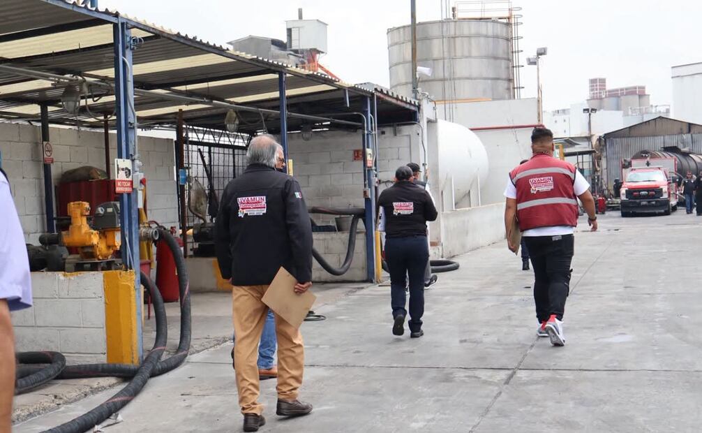 Elementos de emergencia regresaron este lunes a la colonia Centro Industrial tras reportarse humo en la zona siniestrada. Foto Especial