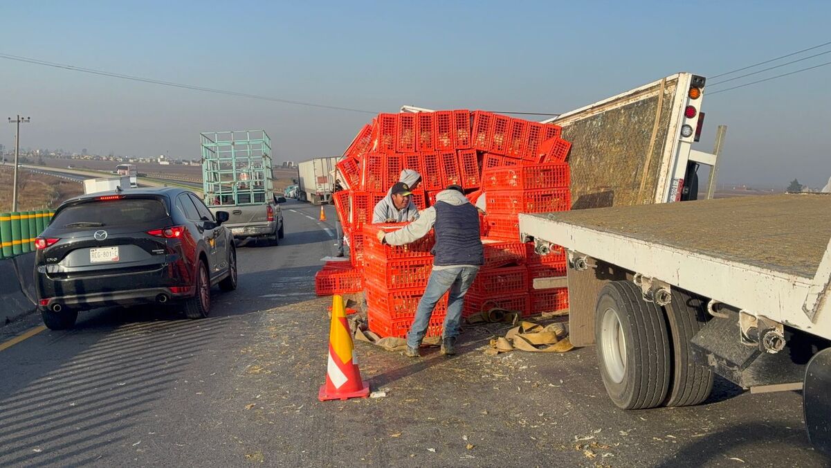 Por el momento ya se realizan las labores de retiro de la unidad por lo que se prevé un cierre total de la vía en tanto duren estos trabajos. Foto: Claudia Rodríguez/ El Universal