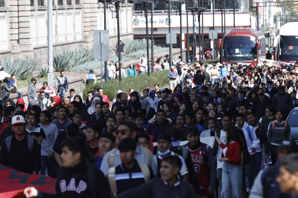 Los normalistas se concentraron en el primer cuadro de la ciudad. Foto Jorge Alvarado