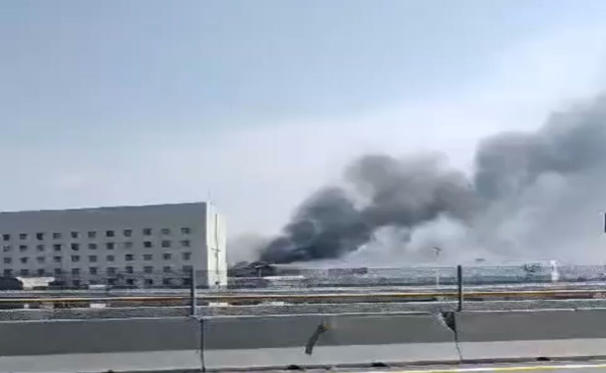El incendio registrado en la Plaza Las Américas en Ecatepec ya fue controlado. Foto: Emilio Fernández.