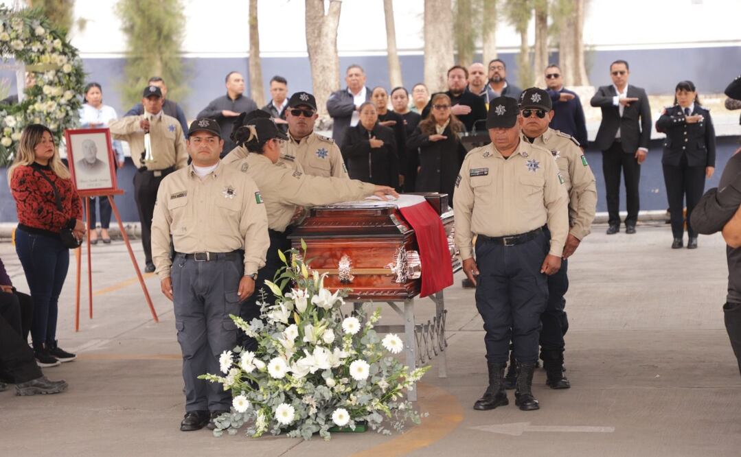 Miembros de la Guardia Civil de Tecámac montan una guardia de honor en memoria de su compañero caído / Foto: Especial