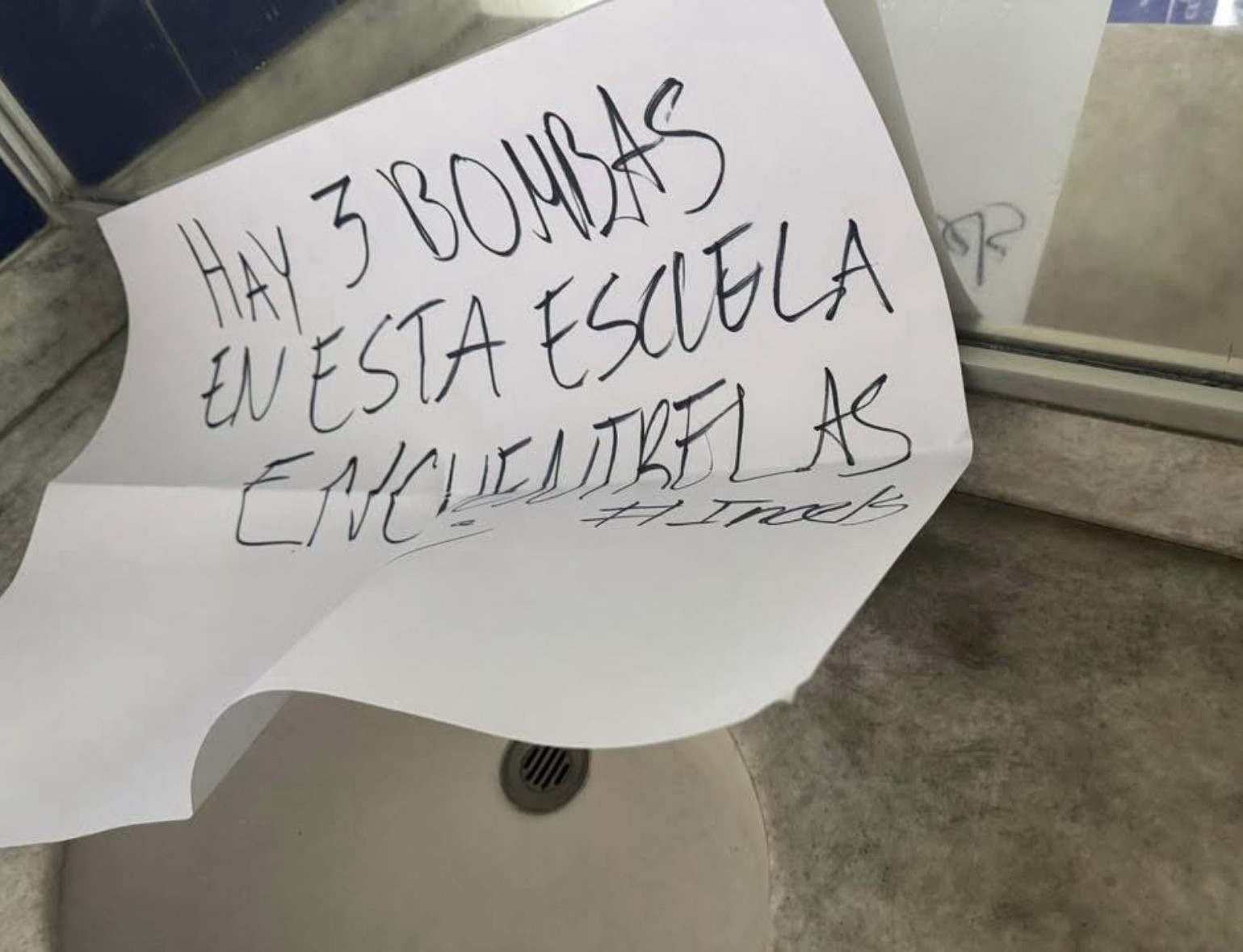 En uno de los baños encontraron una cartulina con amenazas / Foto Especial