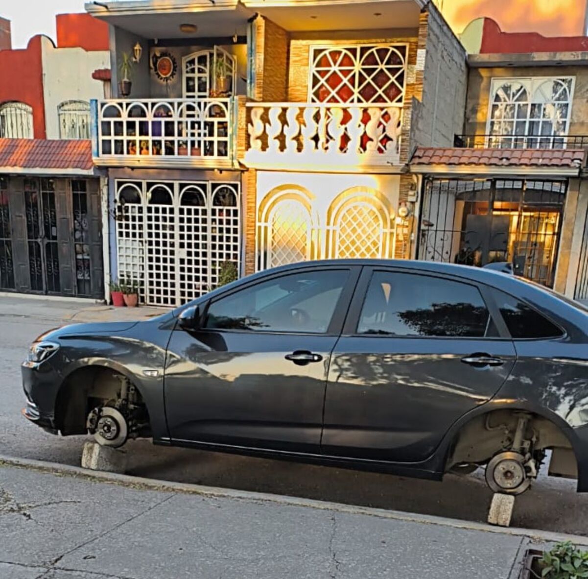 En tabiques: Ladrones roban las 4 llantas de 5 autos en fraccionamientos de Cuautitlán Izcalli