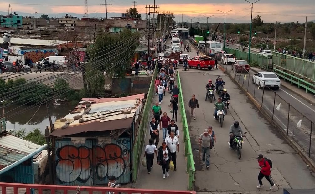 Integrantes de la Comtem exigen frente a sus unidades la liberación inmediata de sus compañeros detenidos por la Fiscalía de Nezahualcóyotl. Foto Especial