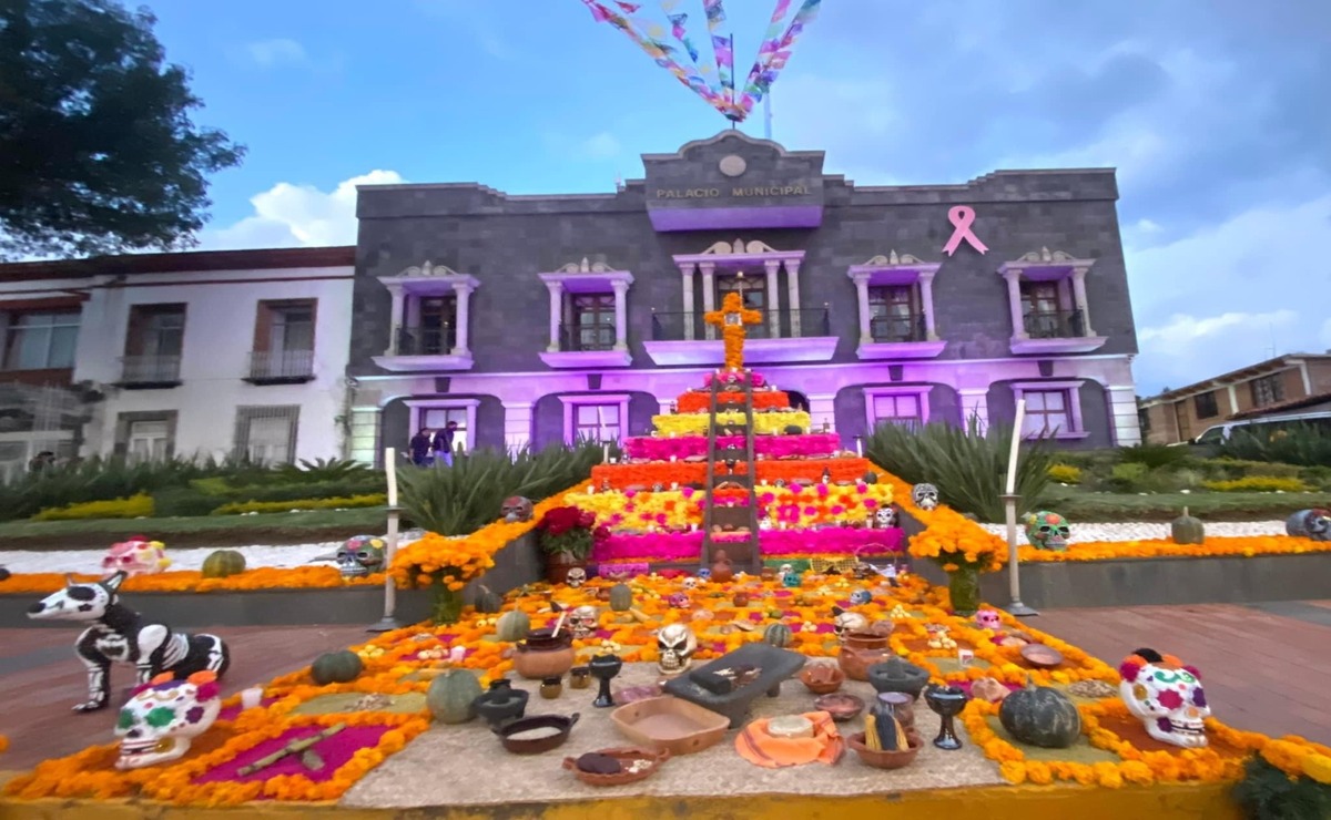 Ofrenda tradicional en Ixtlahuaca, listo para recibir a los visitantes durante el festival del Día de Muertos