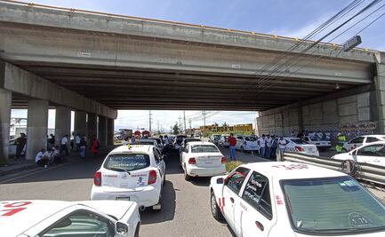 Taxistas bloquean la carretera Toluca-Naucalpan como protesta